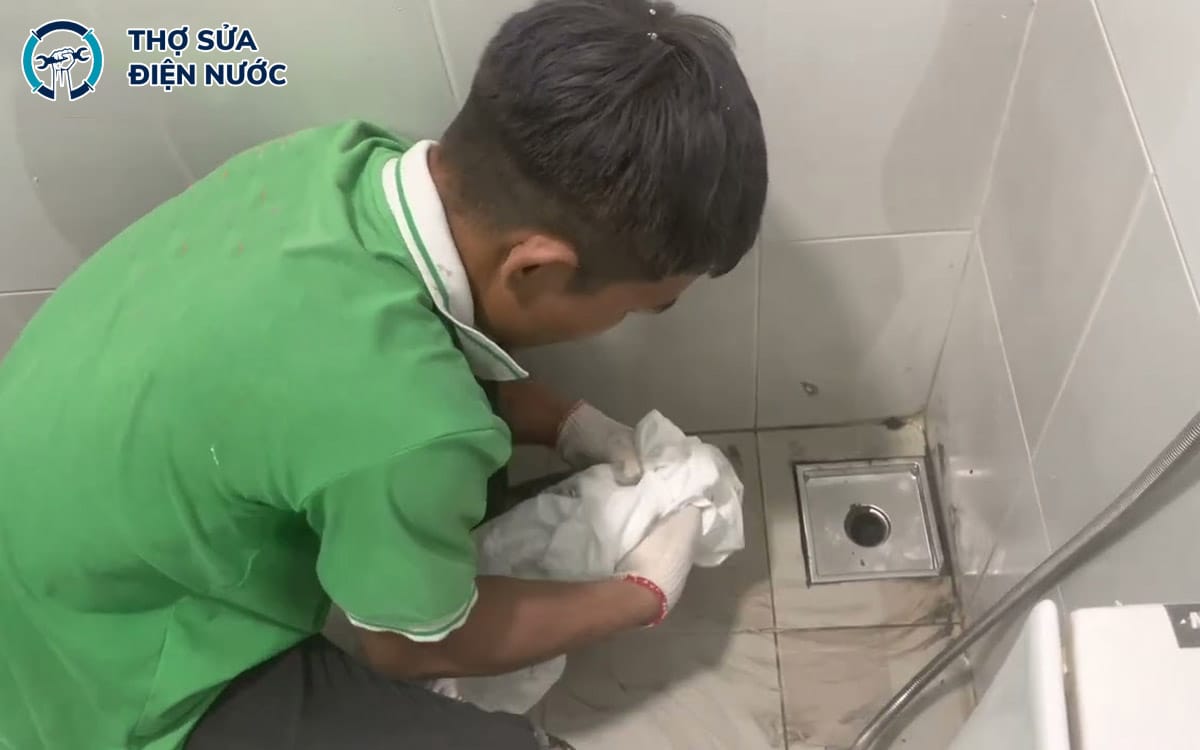 Dùng dịch vụ xử lý mùi hôi nhà vệ sinh chuyên nghiệp sẽ giúp giải quyết vấn đề triệt để