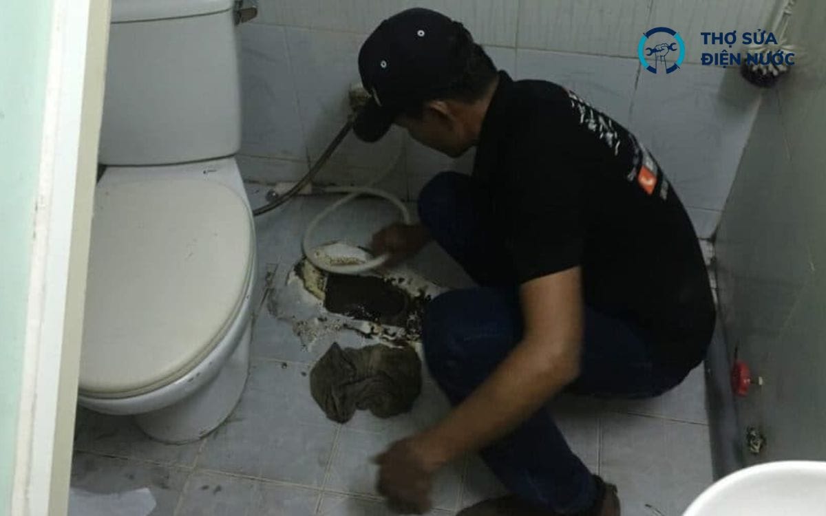 Có nhiều nguyên nhân dẫn tới mùi hôi nhà vệ sinh, trong đó tắc nghẽn cống là nguyên nhân hàng đầu