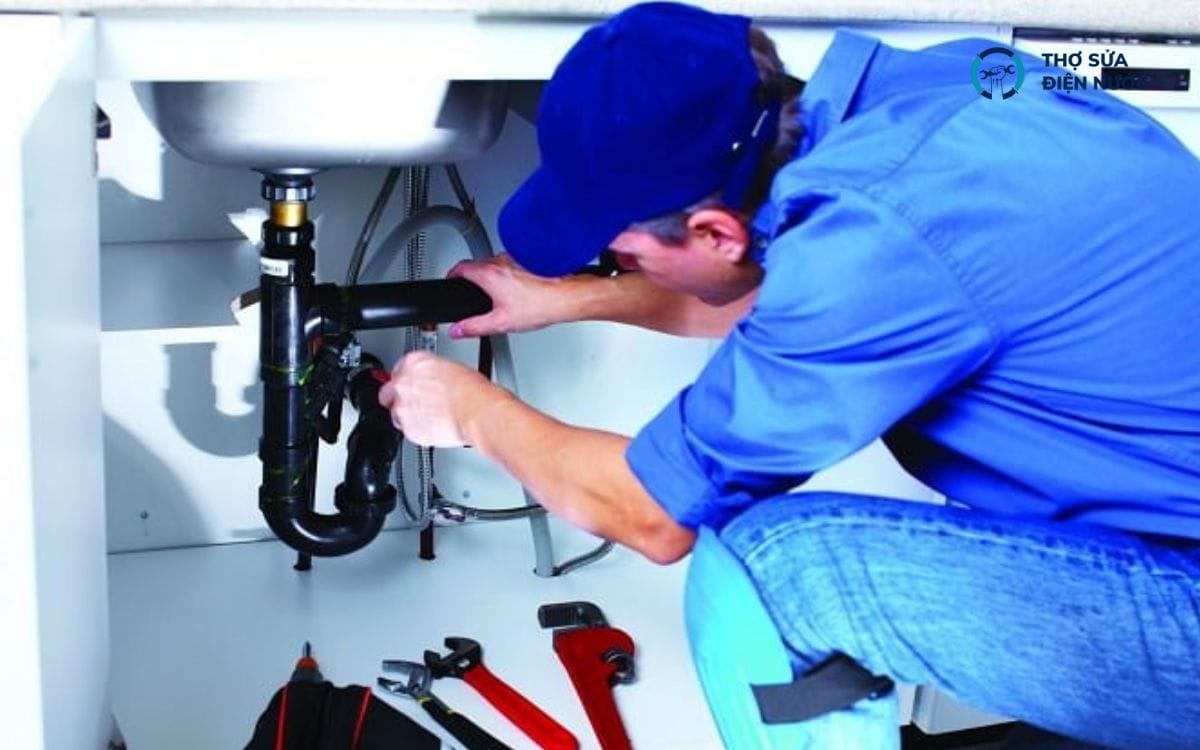 Kỹ thuật viên của Thosuadiennuoc247 giàu kinh nghiệm, sẵn sàng sửa điện nước Hoàng Mai nhanh chóng