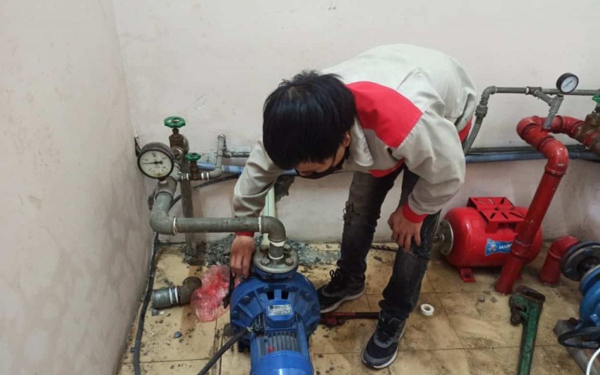 Kỹ thuật viên tiến hành khảo sát, báo giá minh bạch trước khi khắc phục sự cố