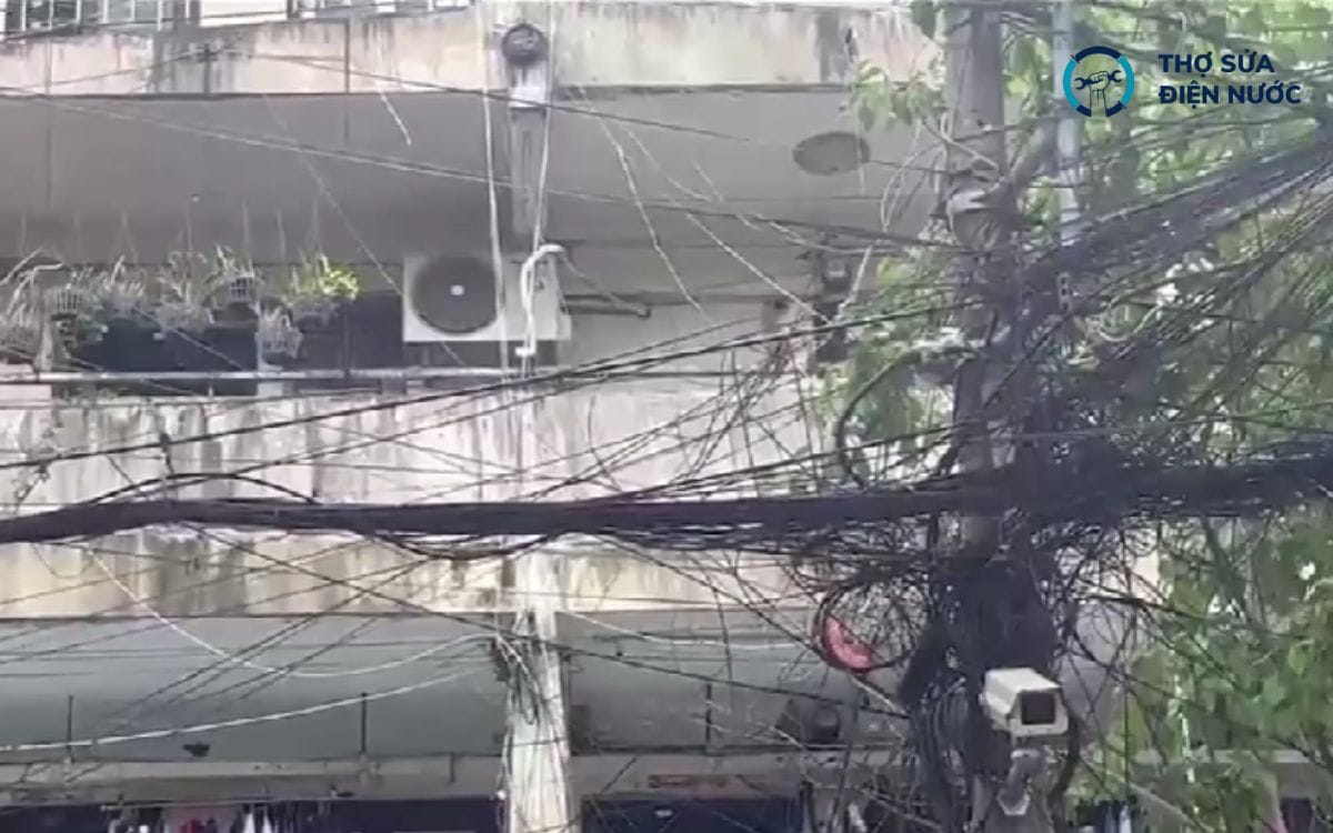 Long Biên với mật độ dân cư đông, hạ tầng phức tạp có thể tiềm ẩn các nguy cơ an toàn