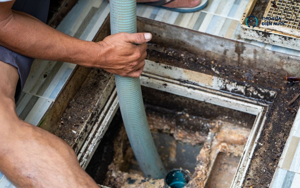 Quá trình thực hiện hút bể phốt Hà Nội được thực hiện nhanh chóng, gọn gàng