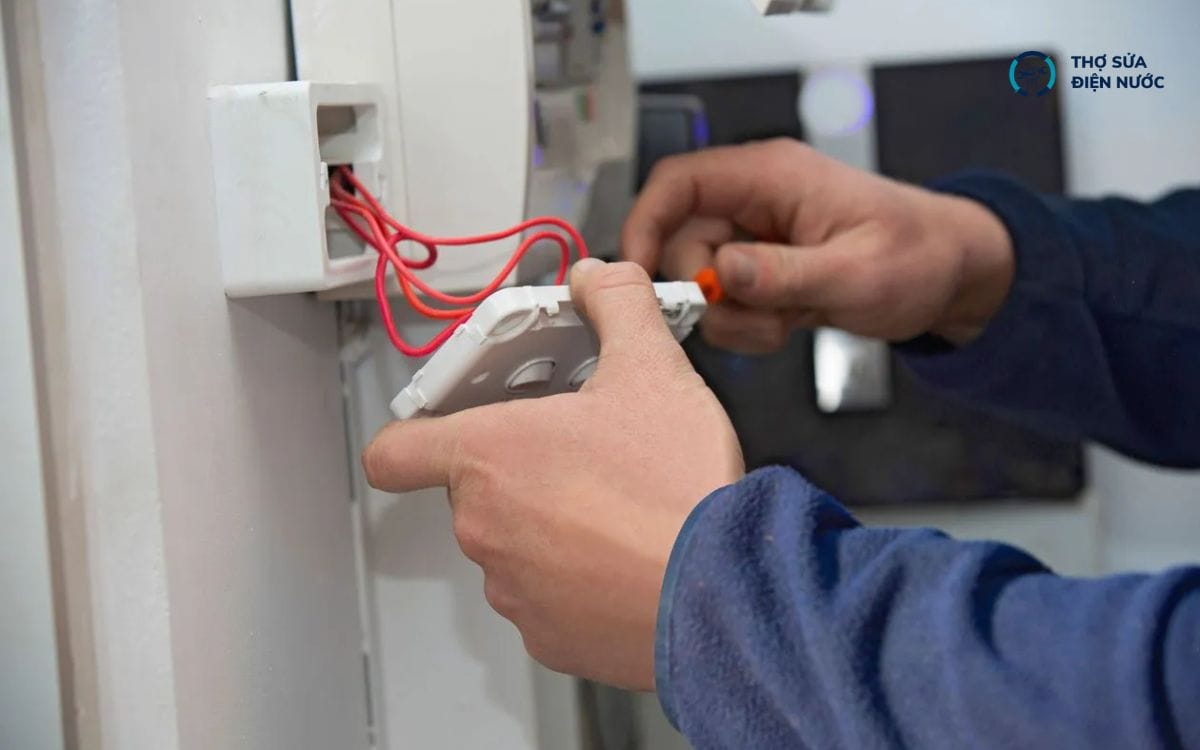 Sau khi sửa điện nước Cầu Giấy, kỹ thuật viên sẽ kiểm tra, xác nhận an toàn và ổn định
