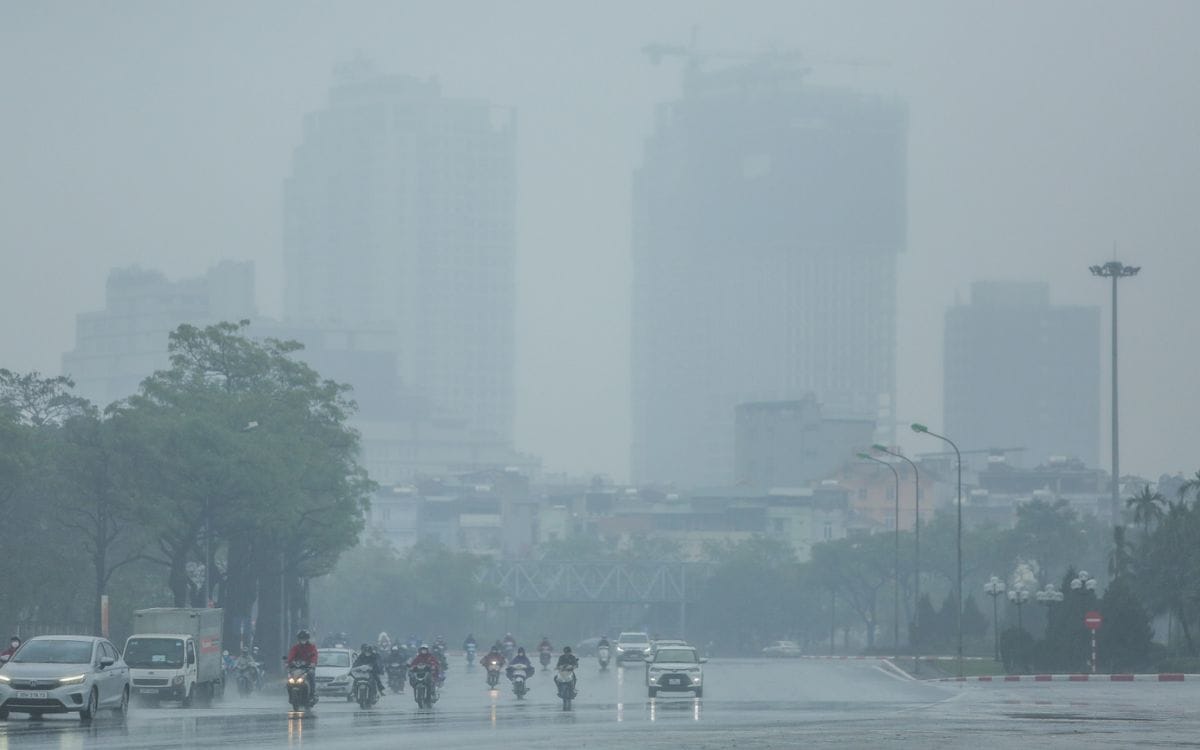 Tây Hồ có khí hậu oi bức mùa hè, nồm ẩm, buốt vào mùa đông. Khí hậu đặc biệt có thể dẫn tới nhiều sự cố điện nước