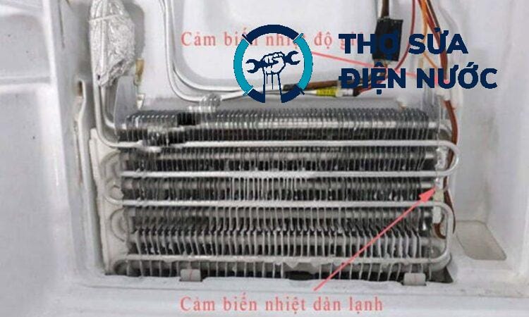 Đo cảm biến nhiệt độ là một bước quan trọng trong cách sửa tủ lạnh bị đóng tuyết