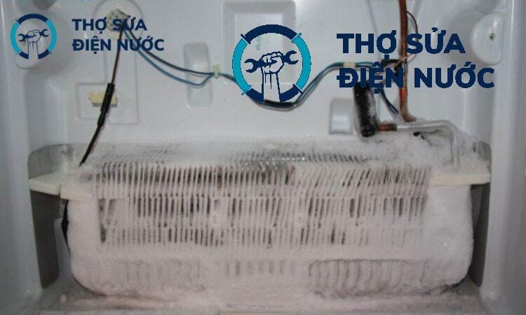 Dàn lạnh đóng tuyết dày đặc là nguyên nhân phổ biến khiến tủ lạnh không đông đá