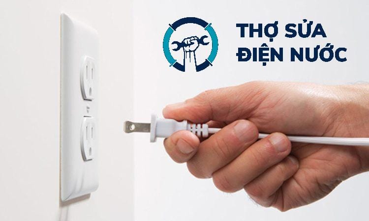 Kiểm tra kỹ ổ cắm và dây nguồn tủ lạnh là bước đầu tiên và quan trọng nhất trong cách sửa tủ lạnh không vào điện
