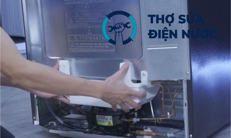 Kiểm tra kỹ khay hứng nước phía sau tủ lạnh khi bị chảy nước - Cách sửa tủ lạnh bị chảy nước