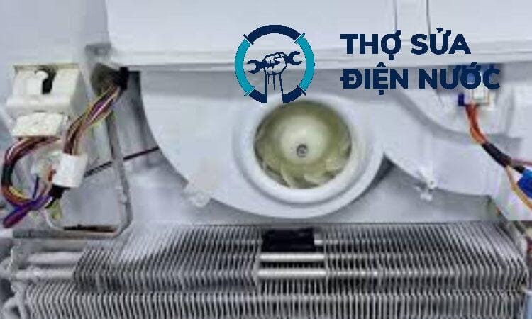 Kiểm tra quạt dàn lạnh là một bước quan trọng trong quy trình sửa tủ lạnh tại nhà