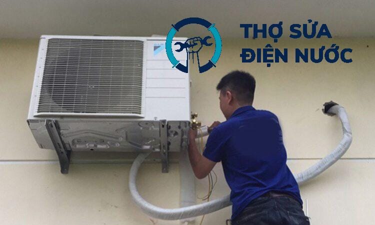Thao tác vệ sinh đường ống thoát nước điều hòa định kỳ
