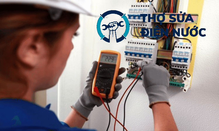 Chuyên gia điện lạnh kiểm tra chi tiết hệ thống điều hòa để tìm ra nguyên nhân aptomat nhảy