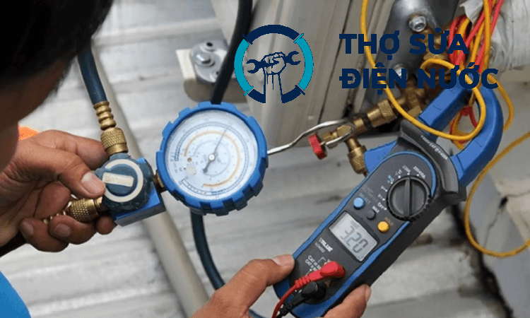 Kiểm tra áp suất gas điều hòa bằng đồng hồ chuyên dụng là bước quan trọng trong cách nạp gas điều hòa