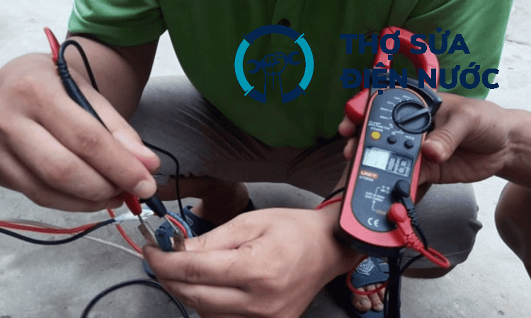 Kiểm tra block điều hòa âm trần bằng đồng hồ kẹp dòng