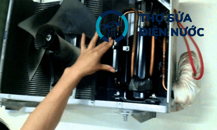 Kiểm tra quạt ngoài và lưu thông gió là bước quan trọng trong sửa cục nóng điều hòa