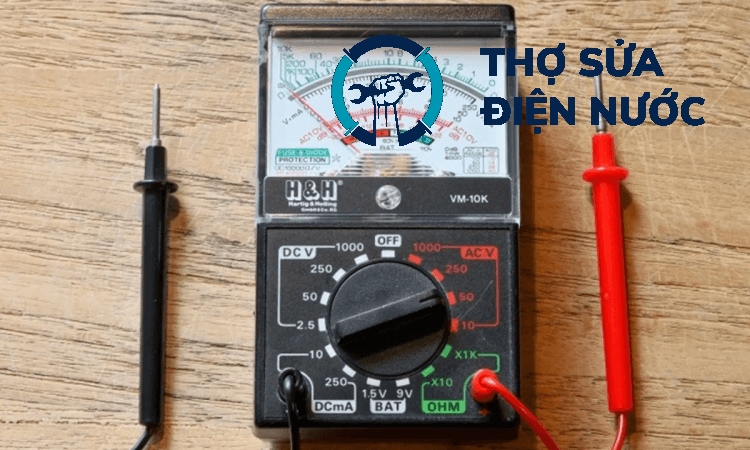 Kỹ thuật viên đang kiểm tra bo mạch inverter bằng đồng hồ đo chuyên dụng