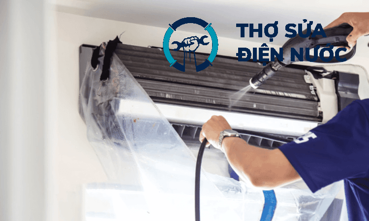 Thợ chuyên nghiệp đang vệ sinh dàn lạnh điều hòa bằng dung dịch chuyên dụng