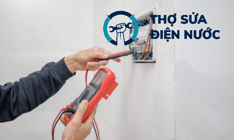 Thực hiện kiểm tra nguồn cấp điện là bước đầu tiên để sửa quạt điều hòa không quay