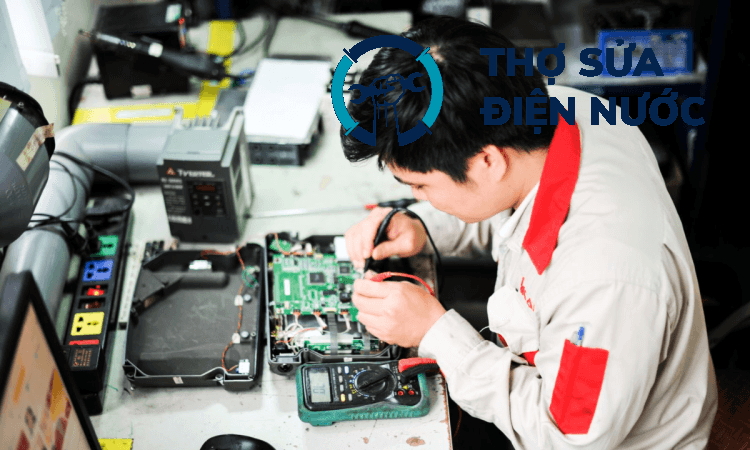 Kỹ thuật viên đang kiểm tra các linh kiện và sửa board mạch tủ lạnh