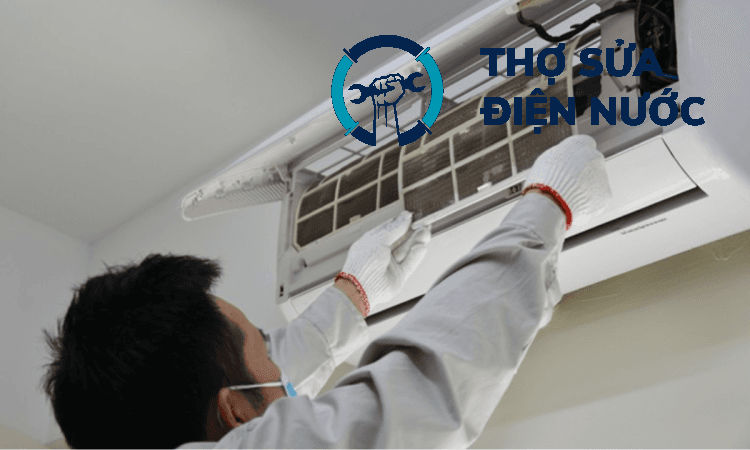 Thực hiện kiểm tra cánh quạt có bị kẹt hay không là bước quan trọng đầu tiên trong sửa quạt điều hòa không quay