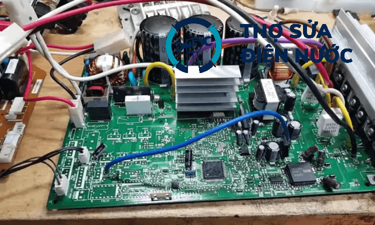 Thao tác thay thế IC điều khiển trong việc sửa board mạch điều hòa